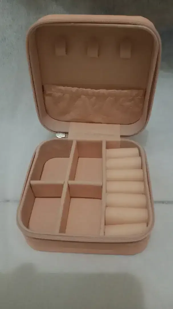 50rb BARU-Kotak Tempat Perhiasan Mini Travel Bhn Pu+fiber Uk.10x10x5cm - Image 1 of 4