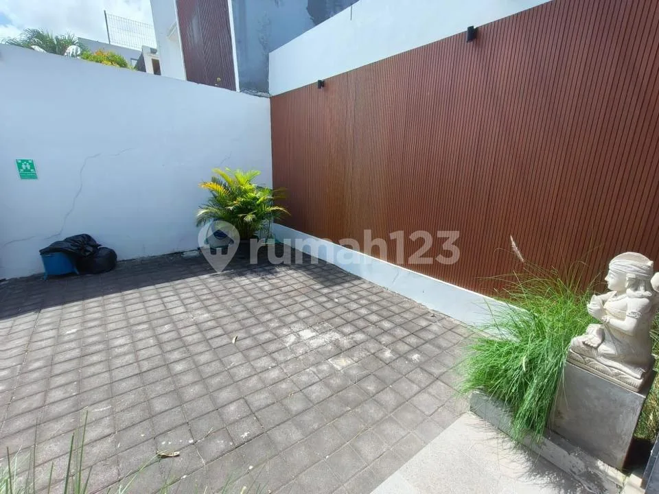 Cozy Villa dengan Taman Luas Hanya 7 Menit ke Pantai Seminyak - Image 2 of 4