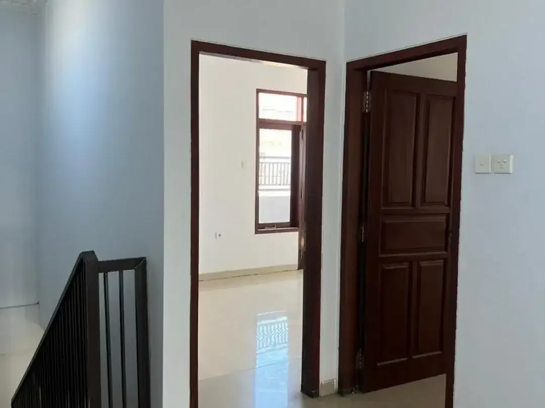 Ruko 3 Lantai Lokasi Dekat Pinggir Jalan Sesetan Disewakan, Denpasar Selatan - Image 5 of 7