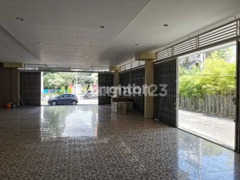 Dijual / Disewakan Ruko 3 Lantai dengan Lift Premium di Denpasar Barat - Image 1 of 4