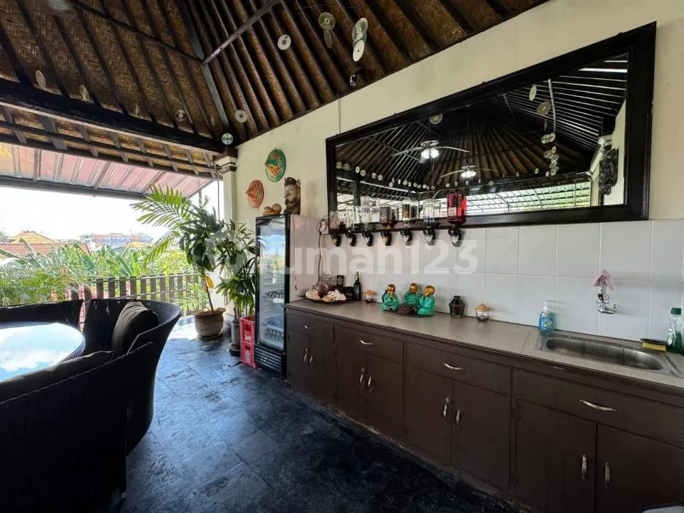Dijual Rumah Klasik 3 Lantai Posisi Hook dengan Rooftop di Kuta Dekat - Image 4 of 4