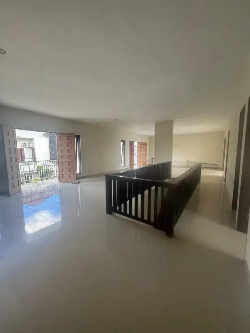RUMAH MEWAH 2 LANTAI DIJUAL - 570 M² - SHM / LEASEHOLD - GARASI BESAR - Image 8 of 10