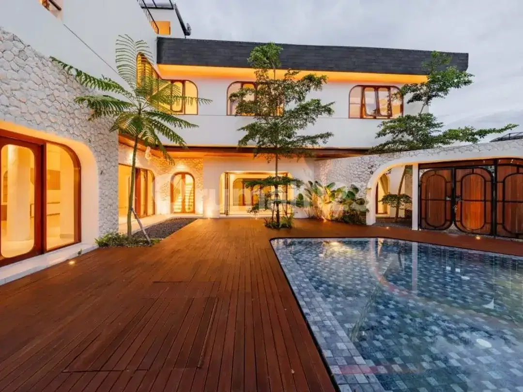 Commercial Villa For Sale & Long-Term Lease Zona Pariwisata - Image 1 of 10