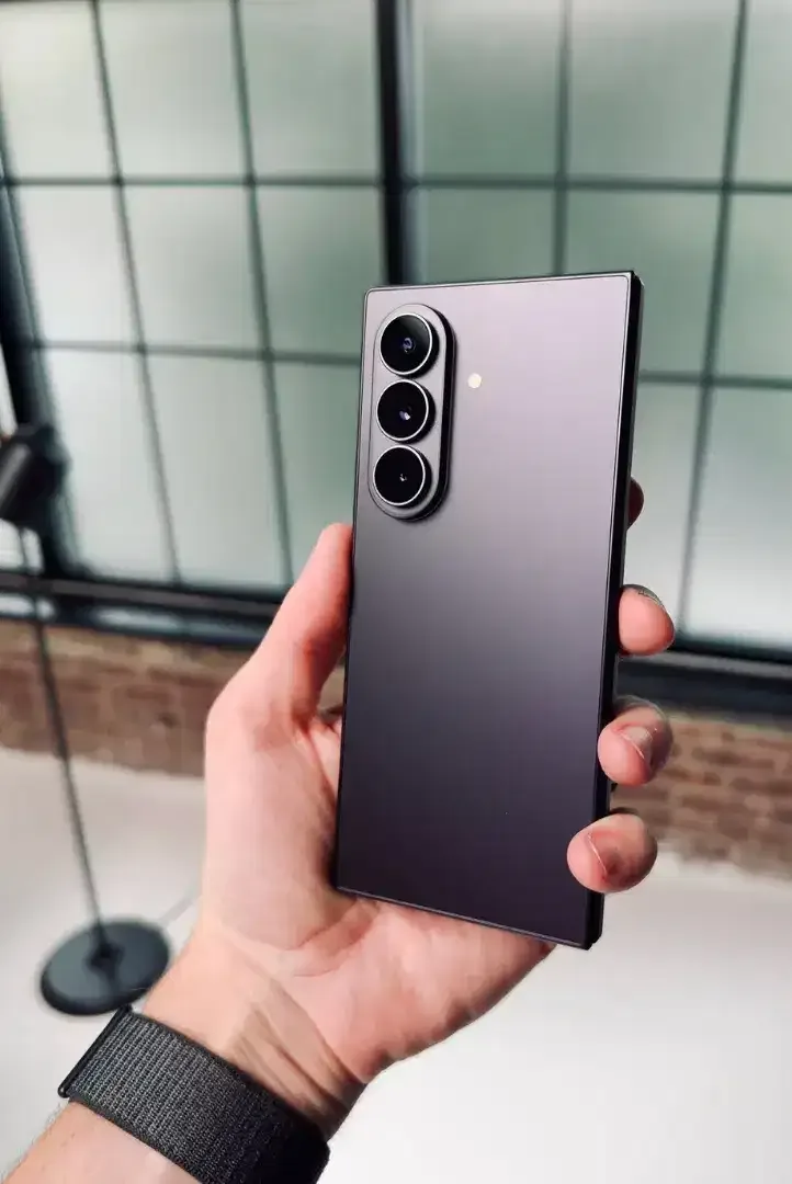 Samsung z fold 8 ultra - Image 2 of 3