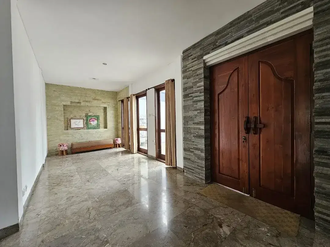 Astonishing Colonial Design Villa 5 Bedrooms near Tumbakbayuh For Sale Now - FREEHOLD - Image 9 of 10