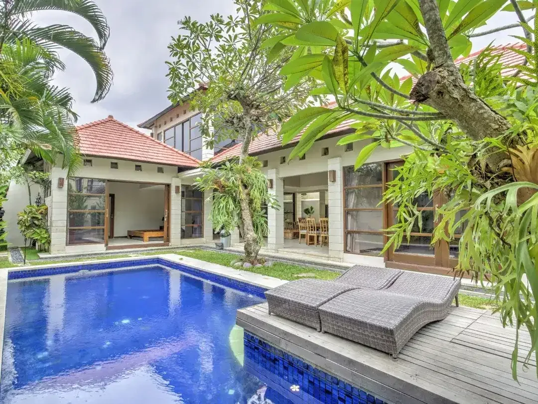 3BR Villa di Petitenget, Jalan kaki ke Pantai dan W Hotel Seminyak - Image 1 of 10