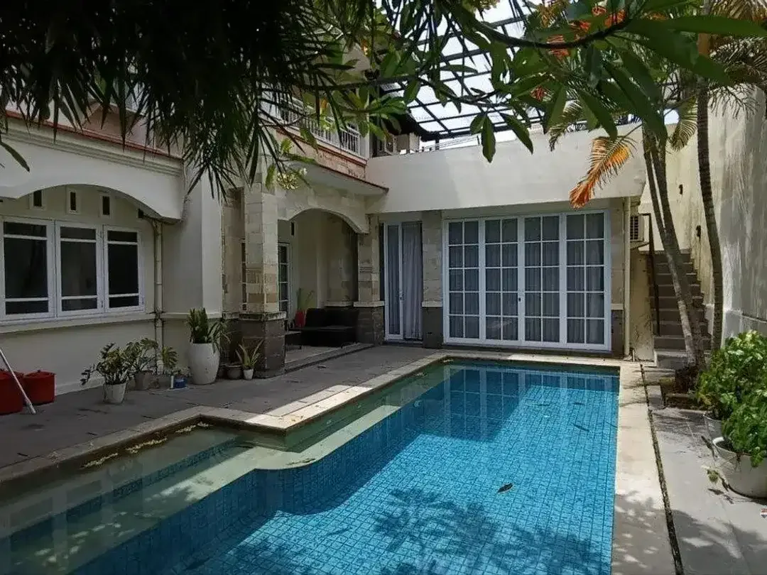 Villa Eksklusif 4 Kamar Tidur Dijual di Kerobokan Kelod Area - Image 1 of 10