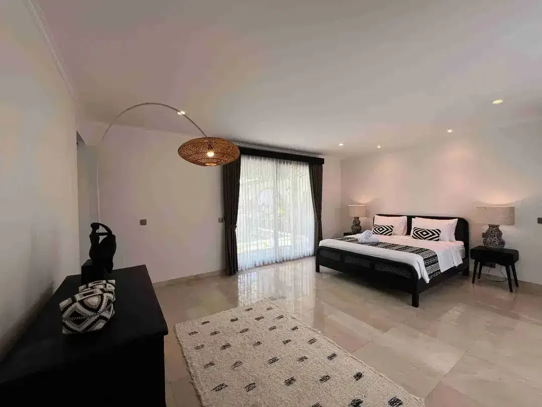 Luxury Villa Komersial Mewah 150 Meter ke Pantai Seminyak - Image 6 of 10