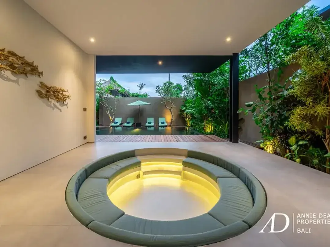 LEASEHOLD | MODERN LUXURY TROPICAL VILLA IN CENTRAL SEMINYAK - Image 4 of 10