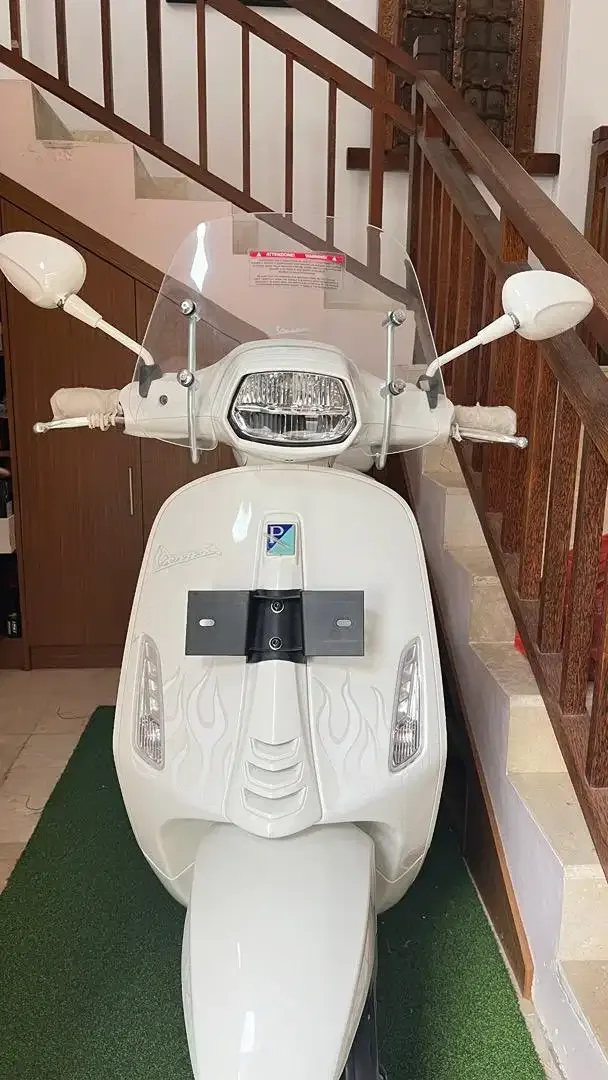 Vespa Justin. Bieber - Image 2 of 10