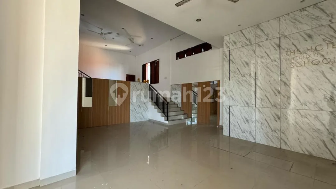 Ruko Jual di Jalan Utama dan Banyak Ruangan Lokasi Dekat Pasar Seni Sukawati - Image 3 of 4
