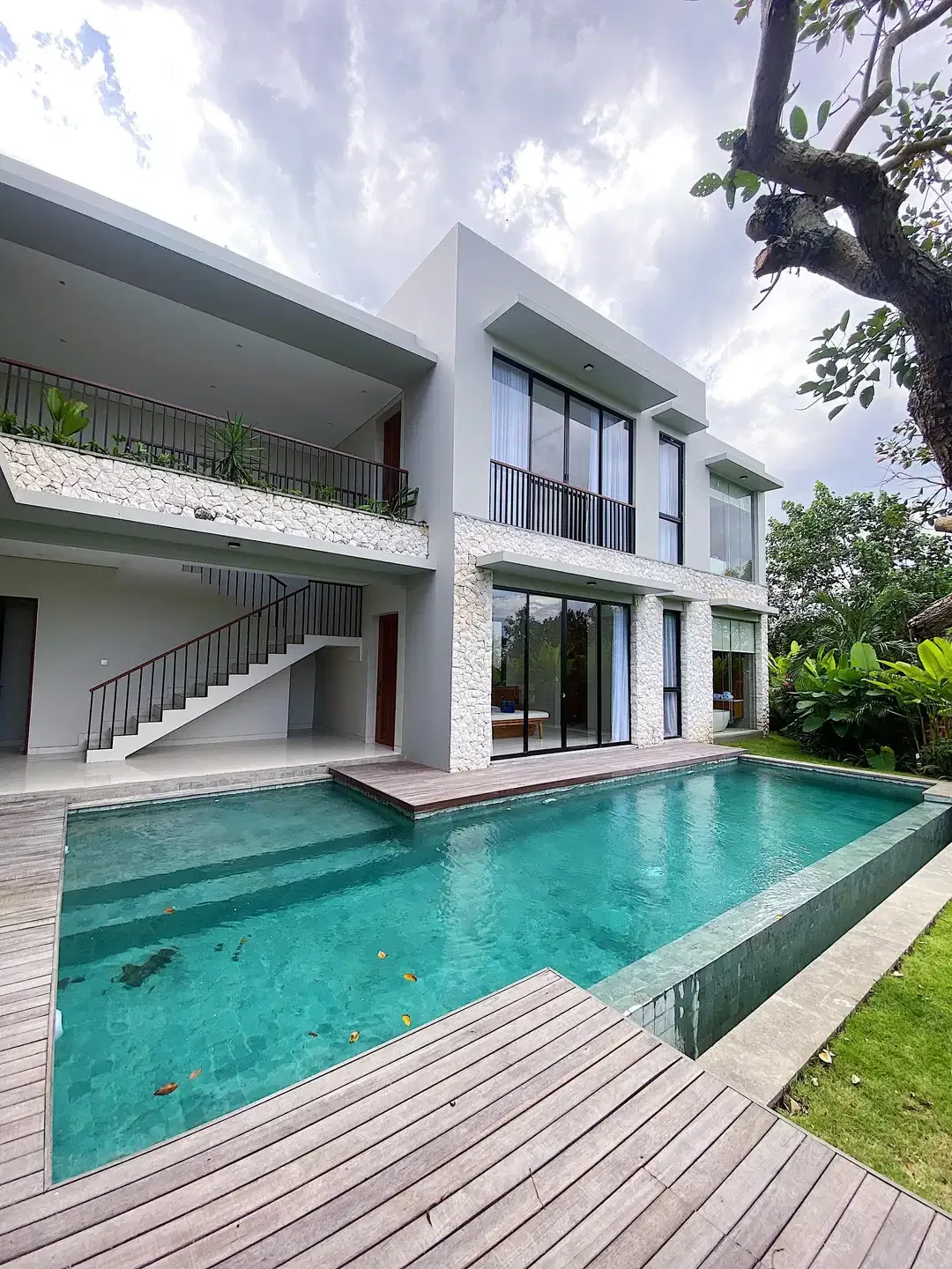 Villa Mewah Tropis Luas dan Elegan di Jantung Central Canggu Bali - Image 1 of 10