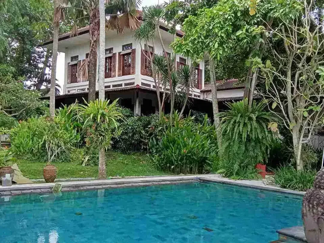 VILLA LANTAI II DAN BUNGLOW YG SANGAT LUAS DENGAN KEBUN YG HIJAU MENAWAN DI AREA TUMBAKBAYUH DI BAWAH HARGA PASARAN - Image 1 of 10