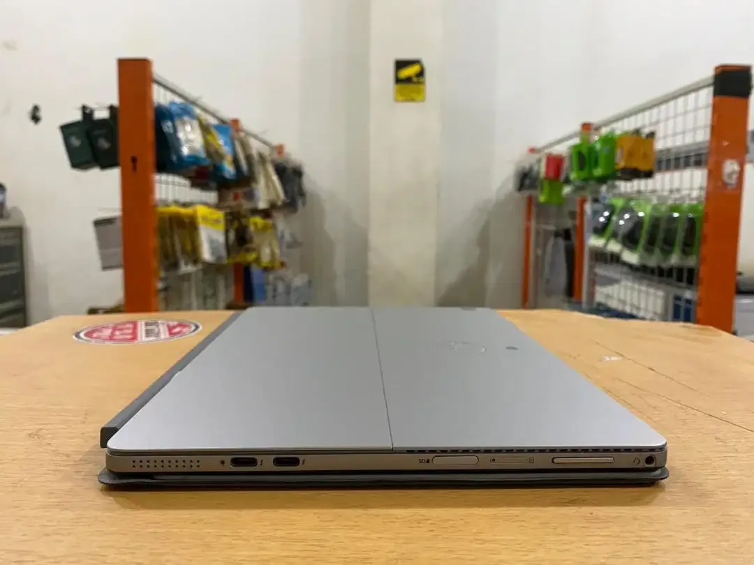 DELL Latitude E7200 2in1 Core i5Gen8 Ram 8GB SSD 256GB Slim Touchscren - Image 7 of 10