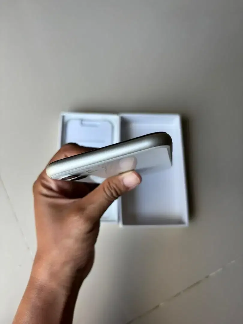 iPhone 11 64GB White inter - Image 6 of 8