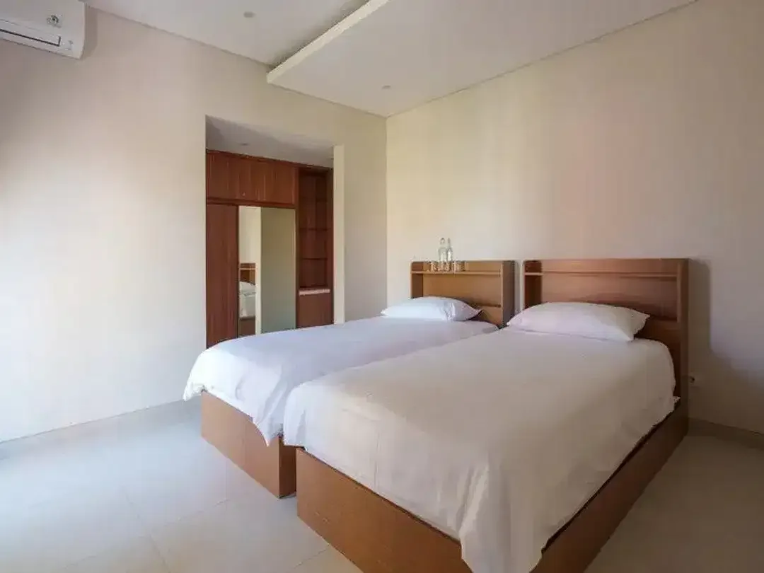Freehold - Elegant 3-Bedroom Freehold Villa in Kerobokan, Bali - Image 5 of 10