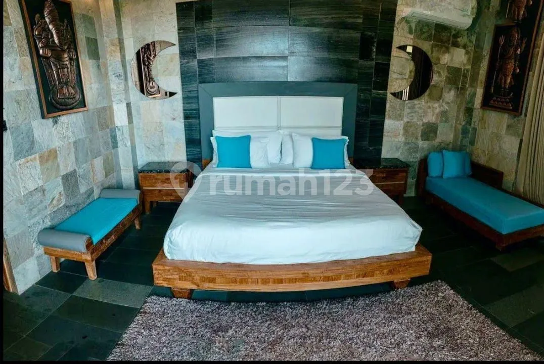 Villa Mewah 4 LT Lengkap Internet Kencang Dekat Pantai di Canggu - Image 1 of 4