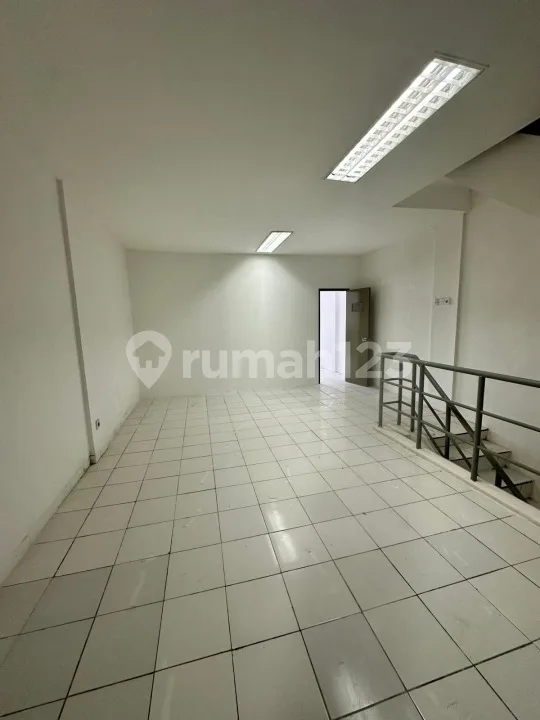 Dijual Ruko 3 Lantai Terawat di Pertokoan Sudirman Agung - Image 1 of 4