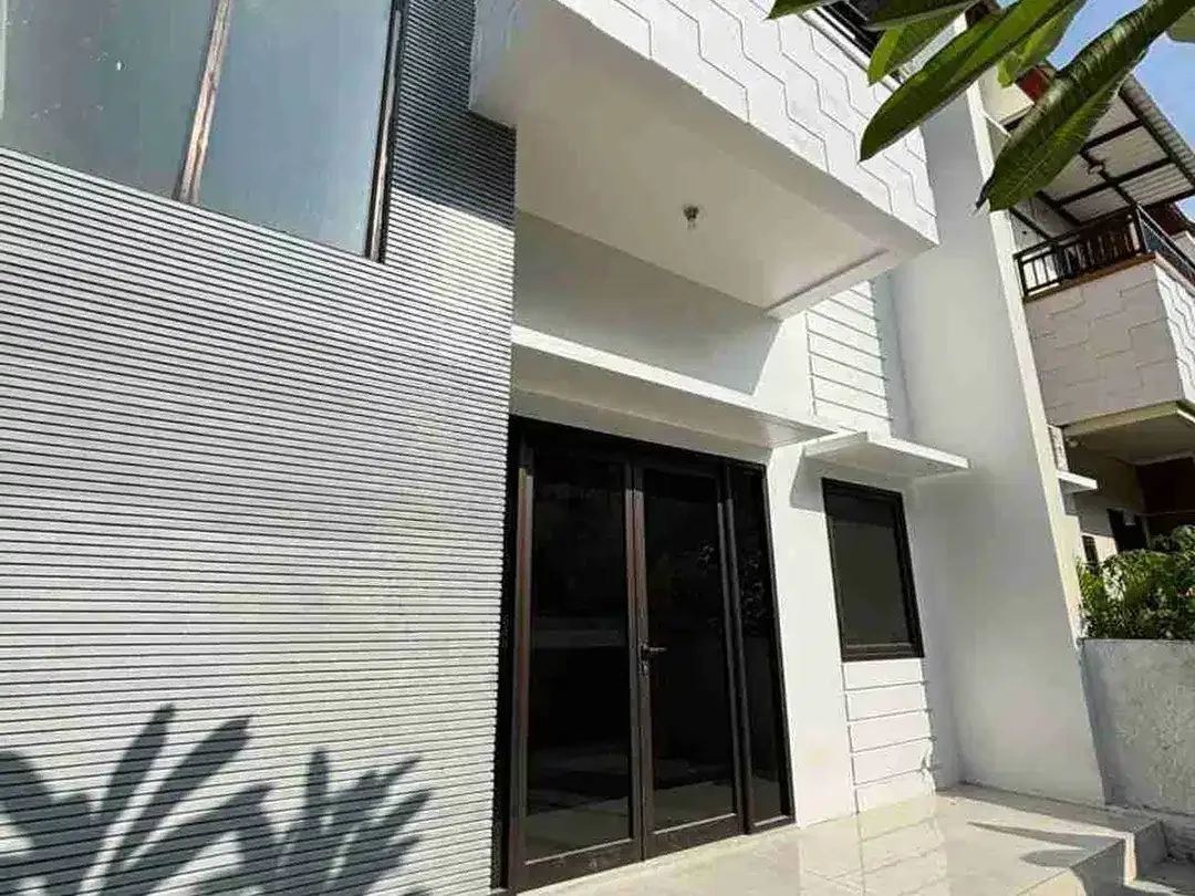 DIJUAL
Rumah Baru Siap Huni
Lokasi Jln Sandat Denpasar Dekat polda Bali - Image 1 of 9