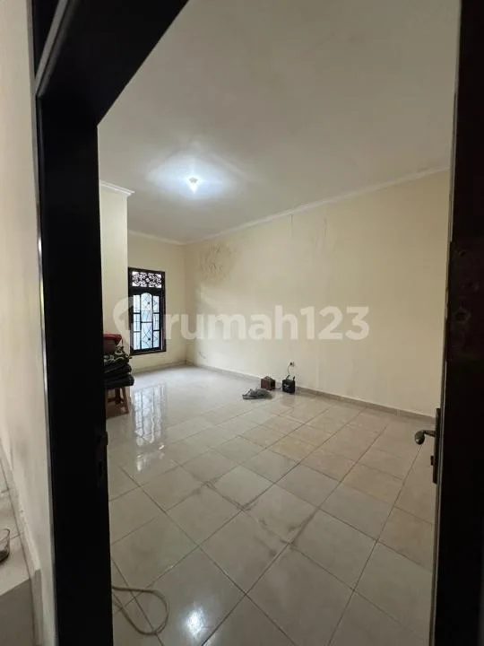 Disewakan Cepat Rumah Super Luas Pinggir Jalan - Image 2 of 4