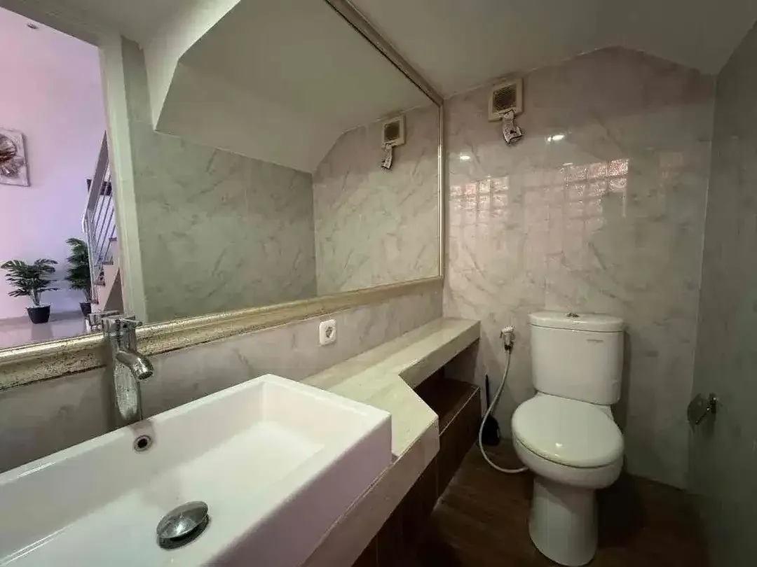 Di jual Rumah Lantai 3
Lokasi di Jln Dewi Sri Kuta badung bali - Image 7 of 10