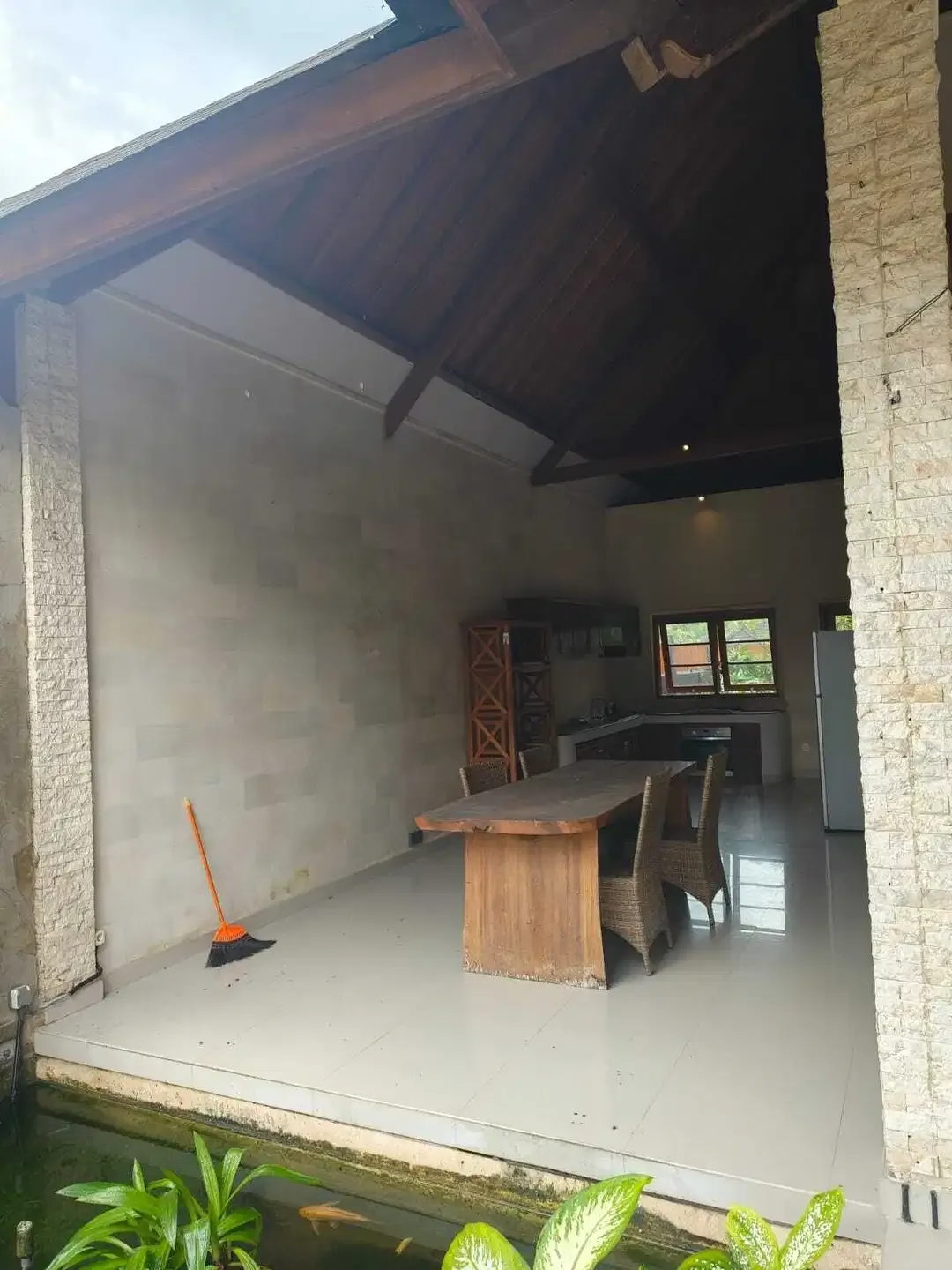 FOR RENT VILLA 3BR FURNIHED BIG GARDEN BIG POOL LOCATION UMALAS - Image 7 of 10
