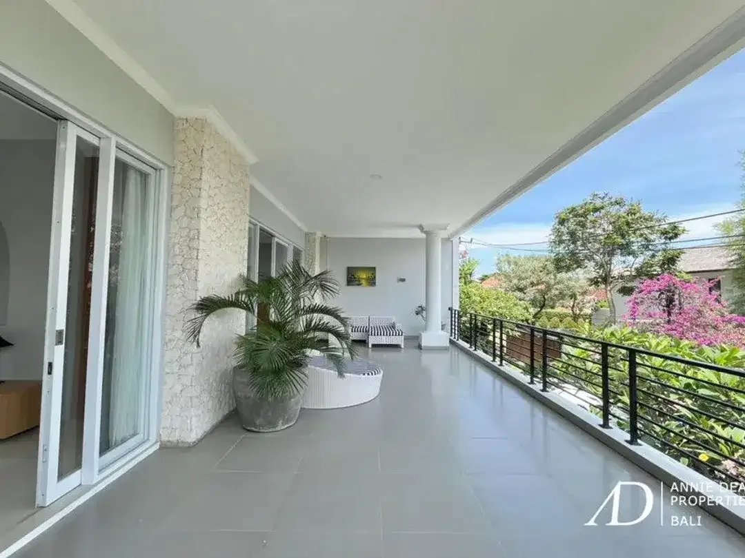 FREEHOLD | MODERN 4-BEDROOM VILLA IN JIMBARAN WITH OCEAN VIEWS - Image 9 of 10