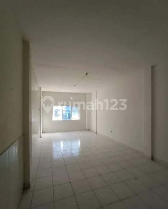 Ruko 3 Lantai Dekat Jalan Utama Lokasi Sangat Strategis - Image 4 of 4