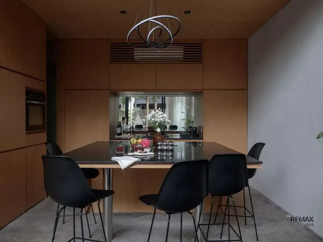 Modern 2 Bedroom Townhouse Leasehold 23 Years In Berawa, Canggu - Image 3 of 10