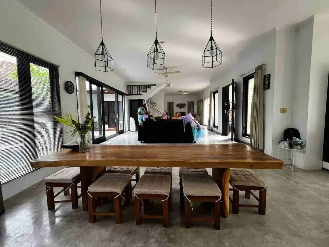 RUMAH MEWAH DUA LANTAI DI CENTRAL KUTA JALAN KUBU ANYAR - Image 8 of 10