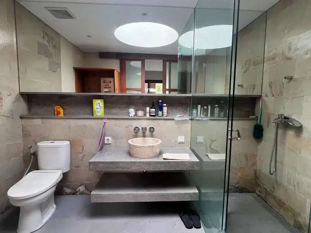Villa Modern 3 Kamar Tidur Full Furnished Disewakan di Kerobokan - Image 6 of 7