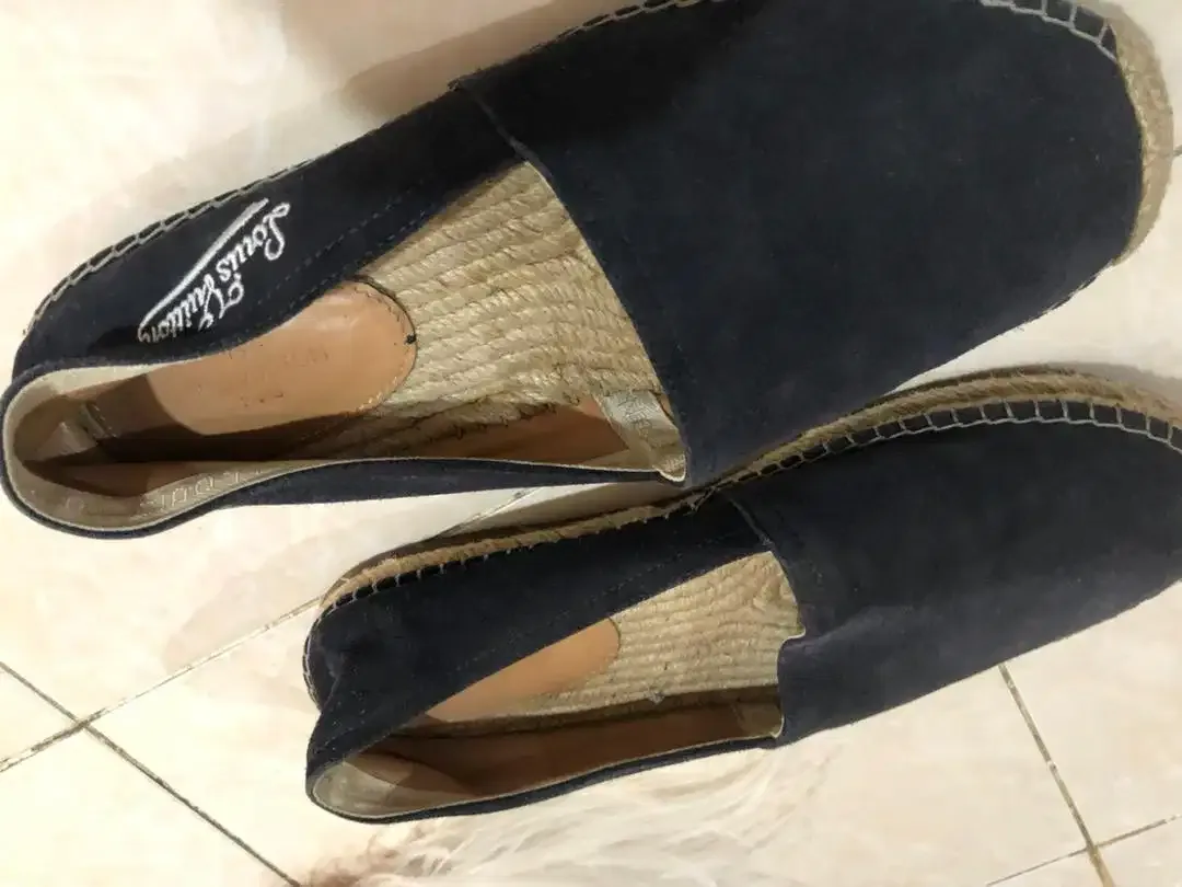 Di jual cepat sepatu merk LV original ada kode nya di sepatu - Image 2 of 2