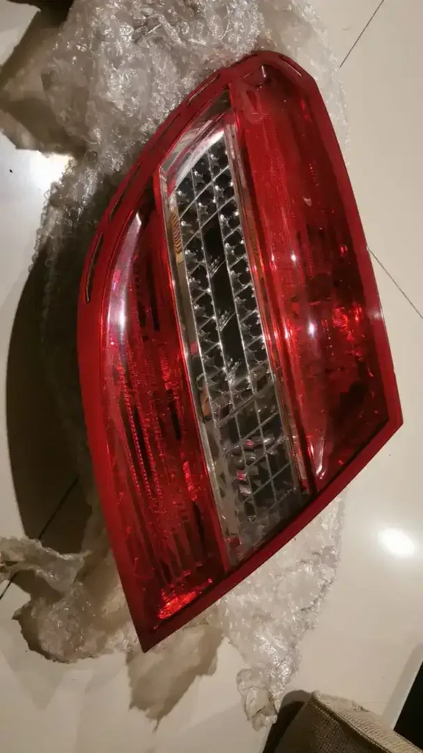 Lampu belakang kiri dan krey console tengah mercedes mercy W204 - Image 1 of 9