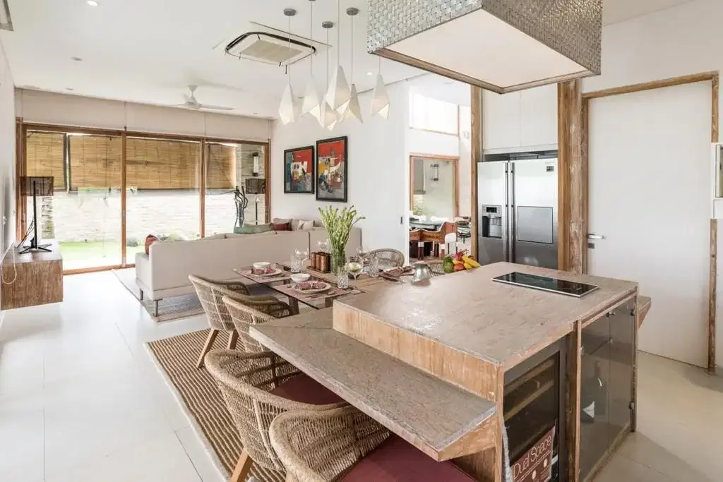 LUXURY PRIVATE VILLA STRATEGIC NEAR BEACH CEMAGI - Image 3 of 10