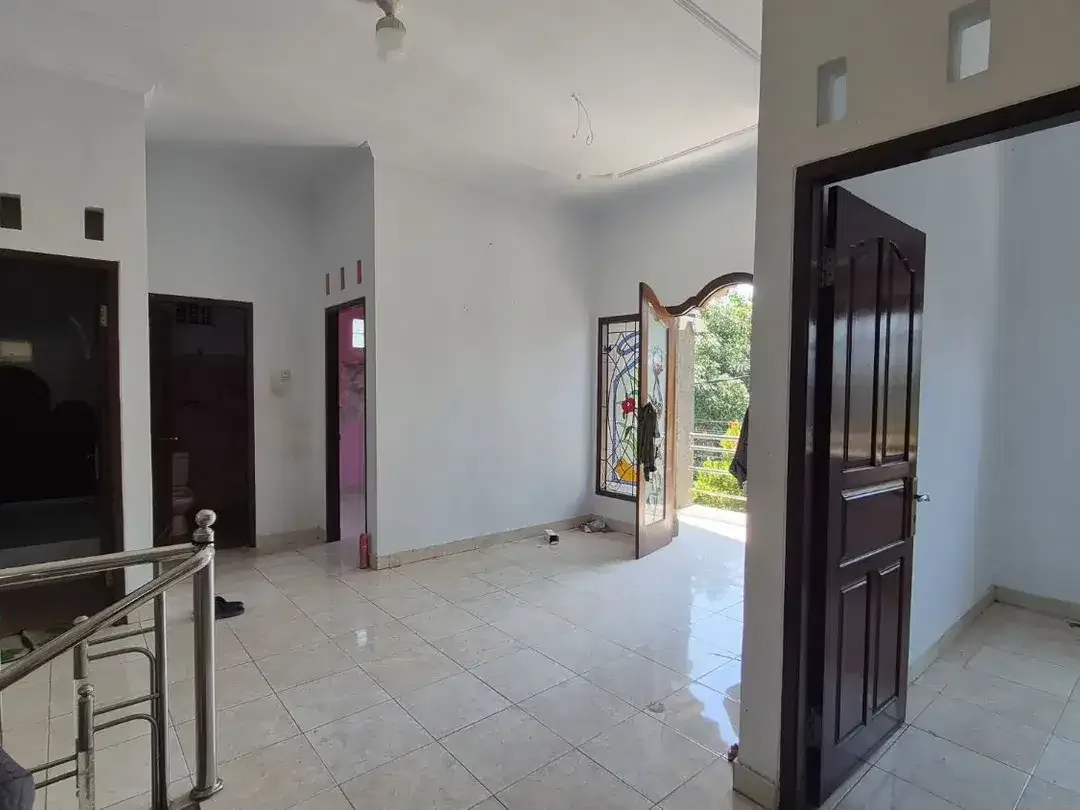 Di jual rumah lantai 2 jalan Mohyamin Renon  lokasi strategis jantung kota Renon - Image 8 of 9