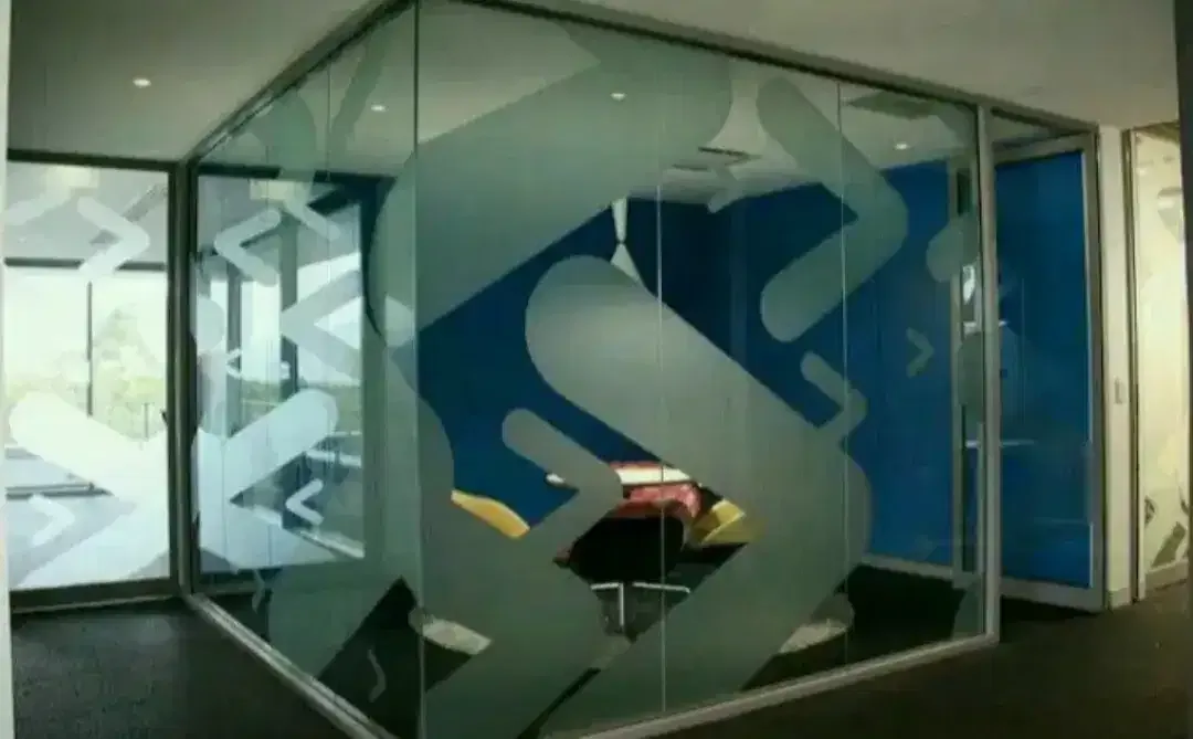 Berikan nuansa exsotic pada kantor dengan stiker Sanblas dan Kaca Film - Image 1 of 1