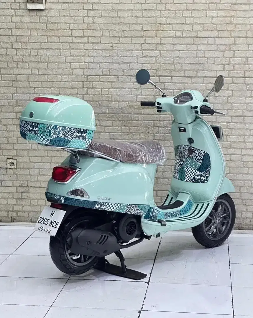 Piaggio vespa LX 125 batik version - Image 4 of 5