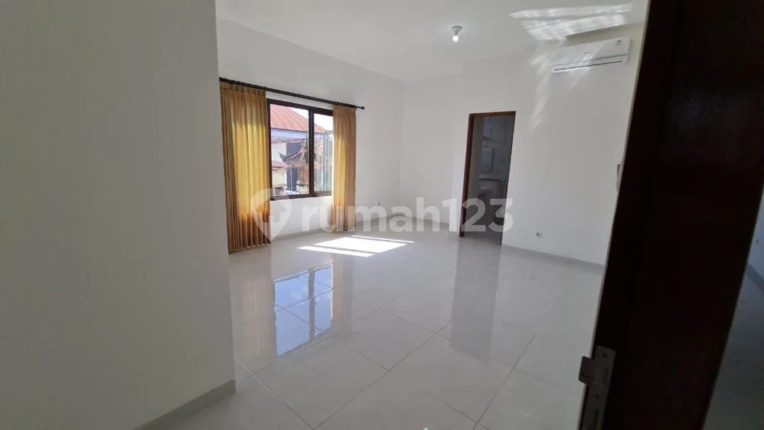 Rumah Minimalis 2 Lantai Hanya 5 Menik ke Lapangan Renon Bali - Image 3 of 4