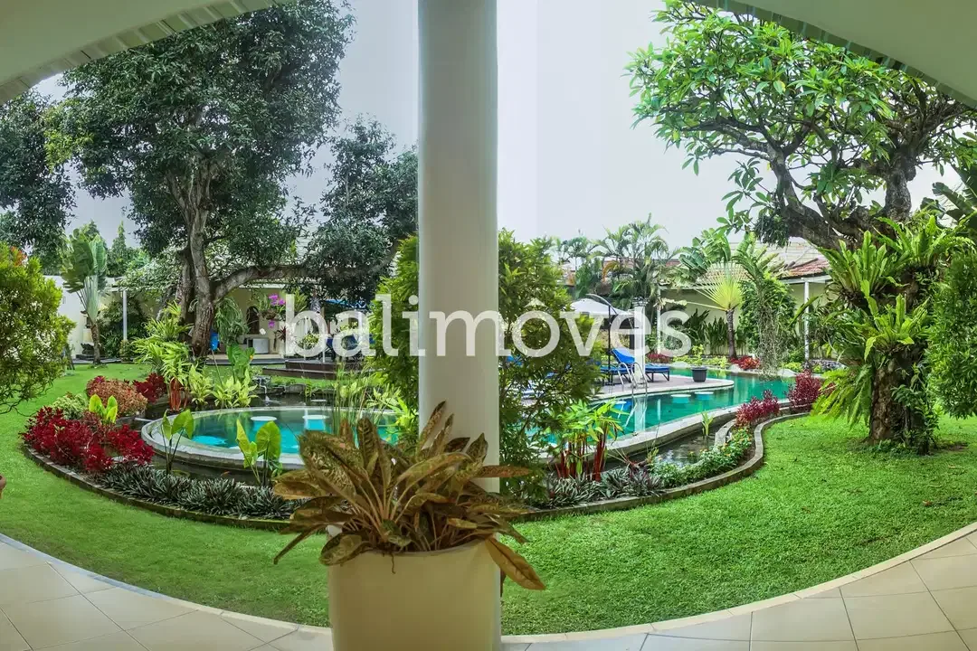 Villa Lima Kamar Tidur Dengan Taman Yang Luas Di Sanur - Image 3 of 10