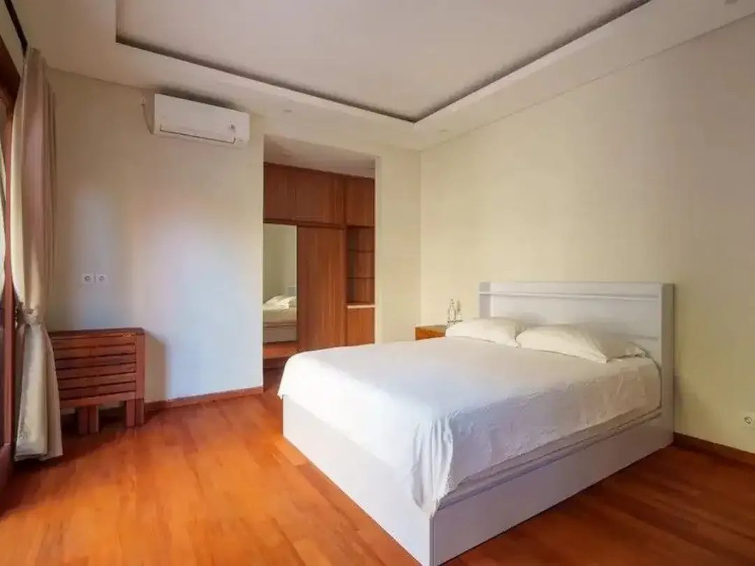 Freehold - Elegant 3-Bedroom Freehold Villa in Kerobokan, Bali - Image 2 of 10