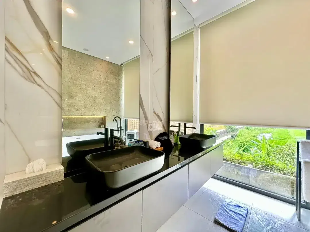 4 BEDROOMS LUXURY BEAUTIFUL RICEFIELD VIEW VILLA LOCATION AT BERAWA CANGGU - Image 4 of 10