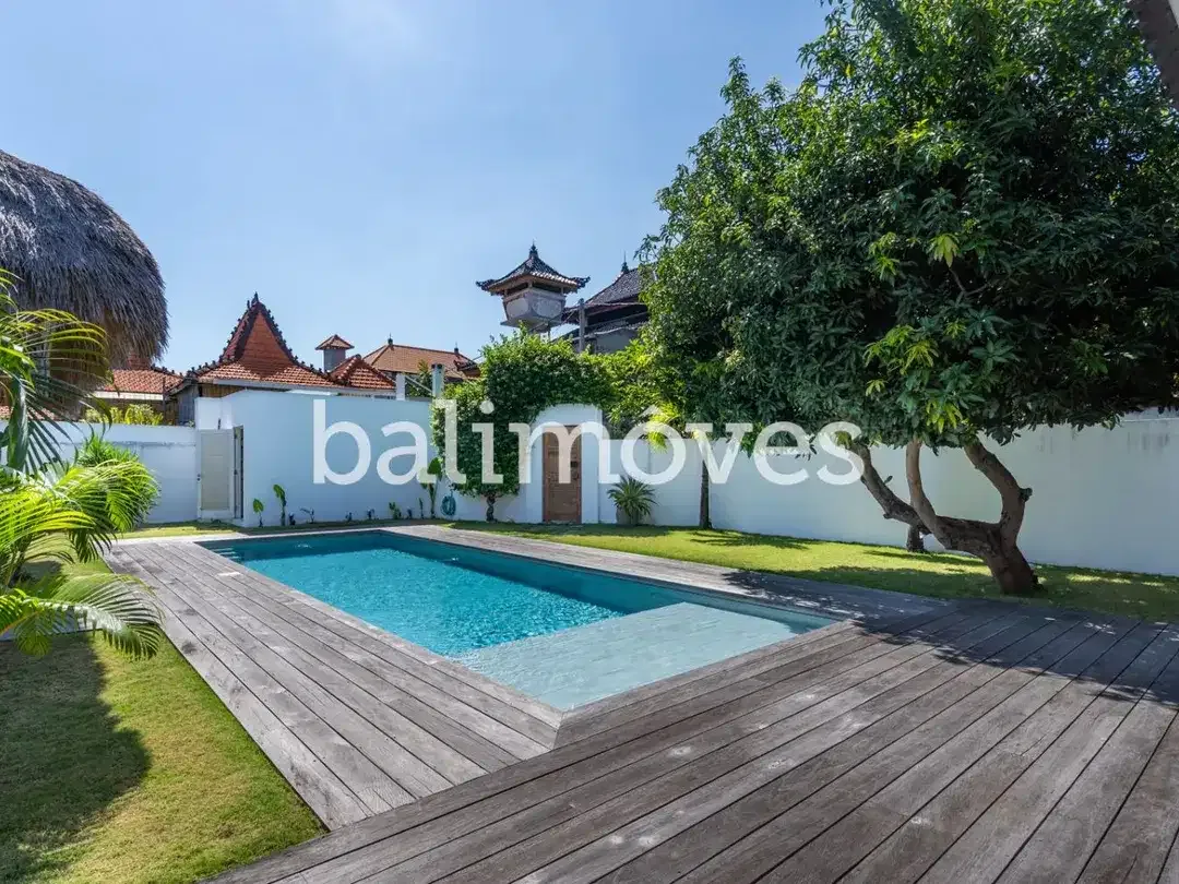 Villa yang Menawan dengan Tiga Kamar Tidur yang Luas di Sanur - Image 4 of 10