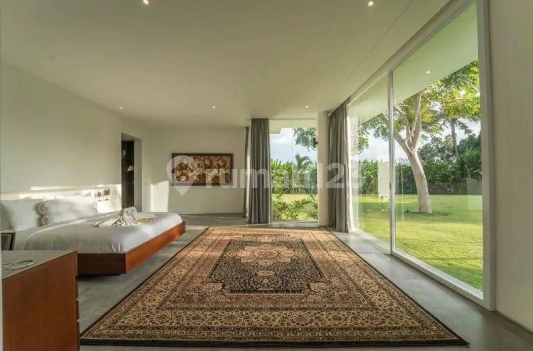 Villa Luas 5 Kamar Zona Kuning Full Furnish Pool Strategis Canggu - Image 1 of 4