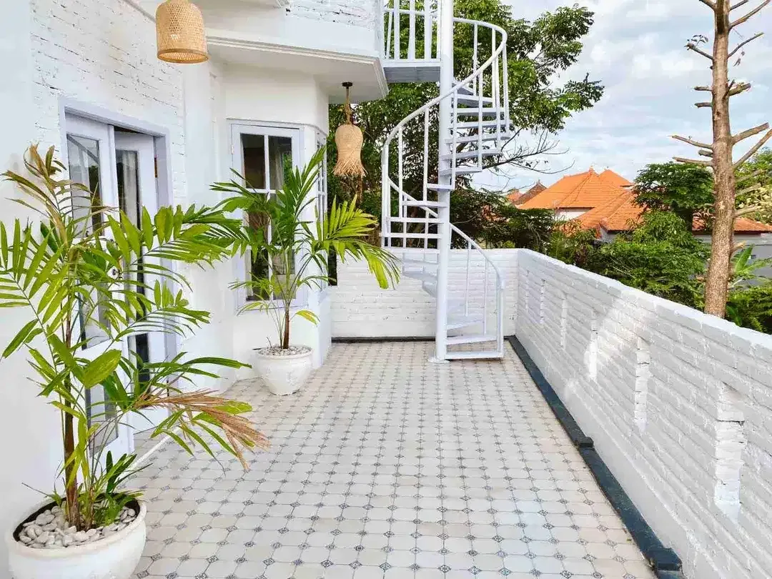Villa Furnished 3 lantai Lokasi Jl Kunti Seminyak area Wisata dekat Pantai cocok untuk investasi. ld - Image 8 of 10
