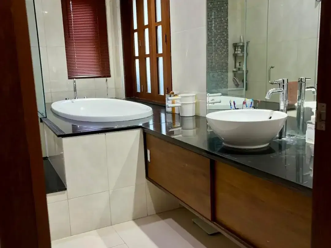 DROP PRICE FOR SALE BEAUTIFUL 4 BEDROOM HOME IN PURI GADING, JIMBARAN - Image 7 of 10