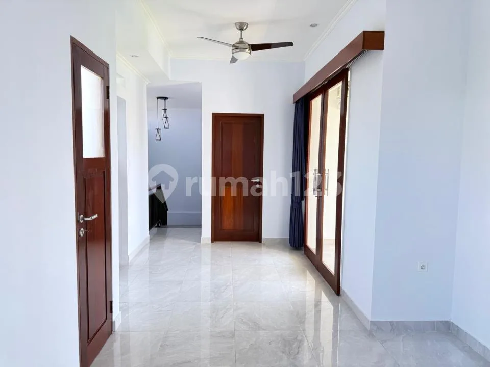 Disewakan Rumah Semi Villa Lokasi Bagus Akses Jalan 5 Meter - Image 3 of 4