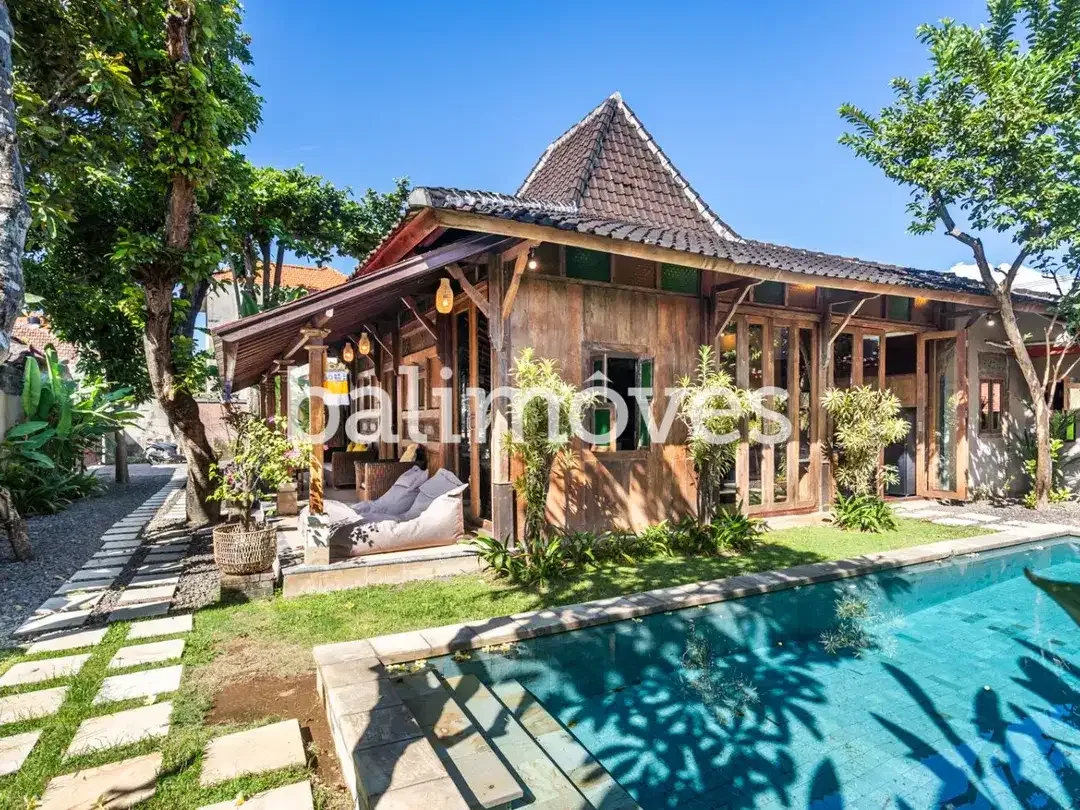 Vila Elegan Bergaya Joglo dengan Tiga Kamar Tidur di Tepi Pantai Sanur - Image 1 of 10