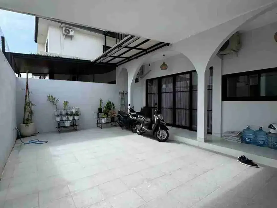 RUMAH READY UNIT  3 KAMAR TIDUR DEKAT SANUR & RENON FULLY FURNISHED - Image 2 of 9