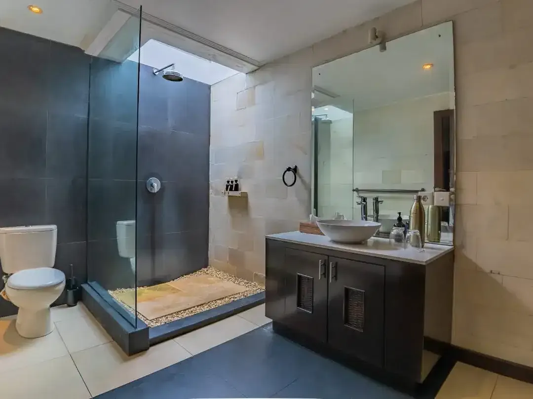 FOR SALE VILLA 2BR FURNISHED WALKING GO TO BEACH SEMINYAK - Image 10 of 10