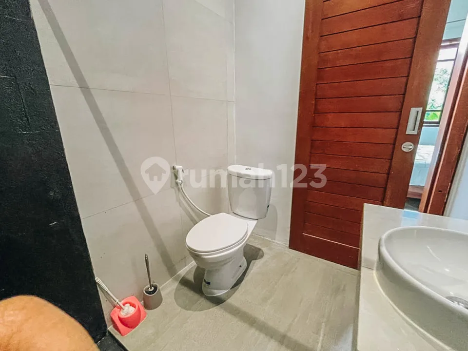 Sewa Rumah 2 Lantai Strategis di Jl. Raya Semer, Kerobokan | Fully Furnished & Siap Huni - Image 2 of 4